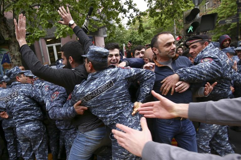 Αρμενία: Για 10η μέρα συνεχίζονται οι διαδηλώσεις -Συνελήφθη ο ηγέτης της αντιπολίτευσης