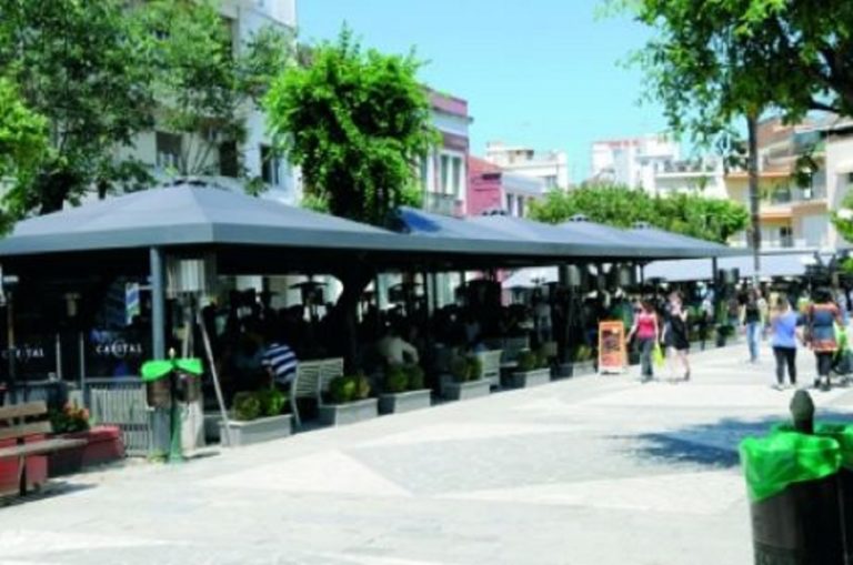 Ο Δήμος Αρταίων ξηλώνει τα κιόσκια και τοποθετεί ομπρέλες