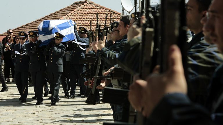 Σε κλίμα οδύνης η κηδεία του Σμηναγού Γιώργου Μπαλταδώρου (video)