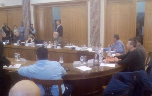 Τα κομμένα πεύκα προκάλεσαν «πόλεμο» μεταξύ συμβούλων