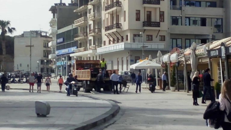 Μάζεψε τραπεζοκαθίσματα από το κέντρο ο δήμος Ηρακλείου
