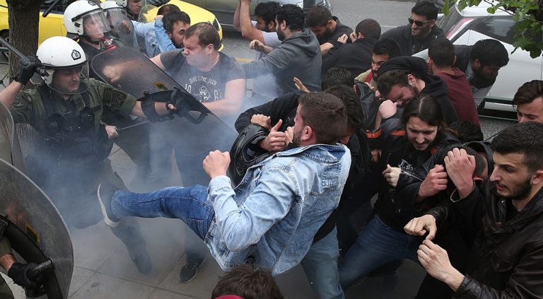 Επεισόδια στο αντιπολεμικό συλλαλητήριο στην Αθήνα – Τρεις τραυματίες, δύο συλλήψεις