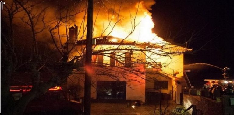 Φωτιά σε διώροφη κατοικία στην Ευκαρπία