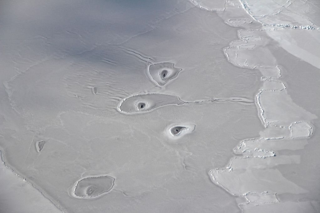 NASA: «Μυστηριώδεις» τρύπες στους πάγους της Αρκτικής προβληματίζουν τους επιστήμονες