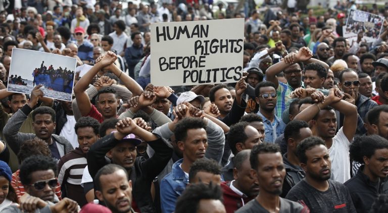Ακύρωσε το σχέδιο απέλασης Αφρικανών μεταναστών το Ισραήλ