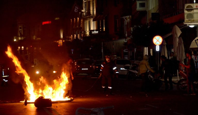 Λέσβος: Βίαια επεισόδια από ακροδεξιούς – Εκκενώθηκε η πλατεία Σαπφούς
