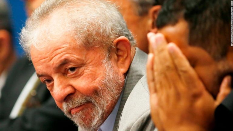 Βραζιλία: Παραδίνεται στις αρχές ο πρώην πρόεδρος Λούλα ντα Σίλβα