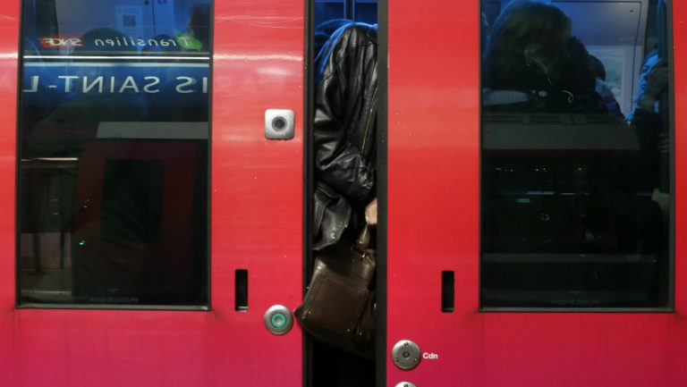 Γαλλία: Άνθρωποι επιβιβάζονται στα τρένα από τα… παράθυρα (video)