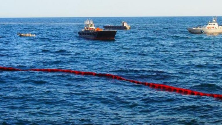 Βυθίστηκε φορτηγίδα στη Σαλαμίνα – Δεν αναφέρθηκε θαλάσσια ρύπανση