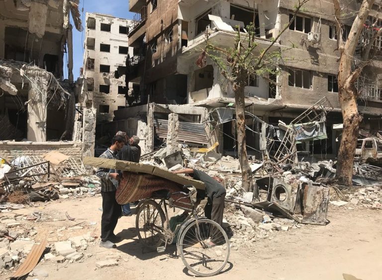 Συγκρούσεις στη Ντούμα με νεκρούς και τραυματίες – Την Τετάρτη οι επιθεωρητές για τα χημικά όπλα