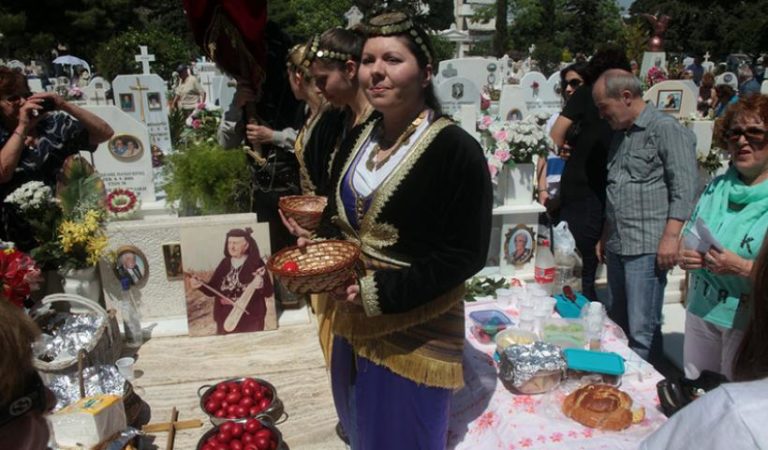 Με τραγούδι, υπό τους ήχους λύρας, το ταφικό έθιμο των Ποντίων