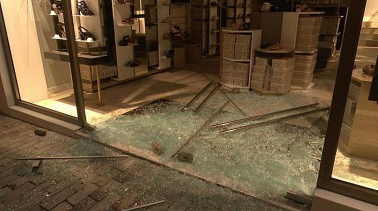 ‘Γυαλιά καρφιά’ έκαναν άγνωστοι τζαμαρίες καταστημάτων και αυτοκίνητα στην Καλαμαριά