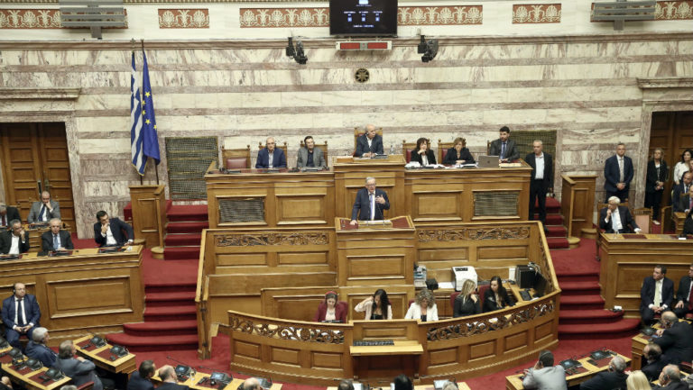 Γιούνκερ στη Βουλή: H Ελλάδα σηκώνει κεφάλι και γυρίζει σελίδα (video)