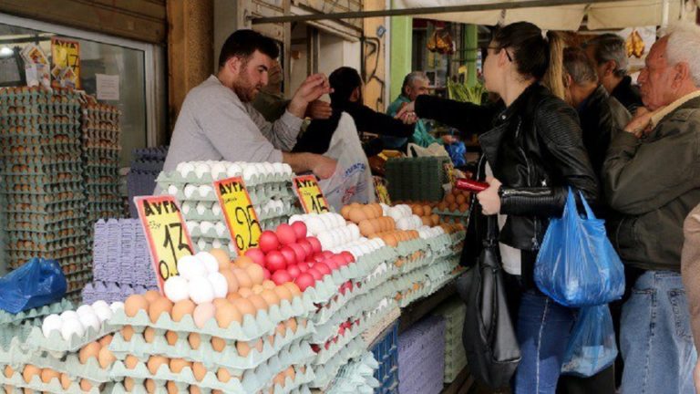 Κορυφώνεται η εμπορική κίνηση στην αγορά – Εντατικοί έλεγχοι (video)