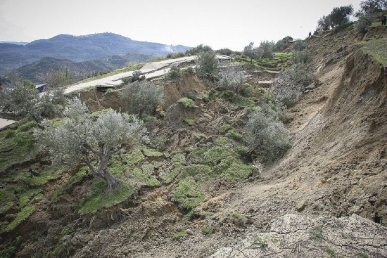 Ναυπακτία: Kατολίσθηση στην Αράχωβα – Εκκενώθηκε σπίτι