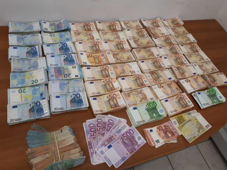 Θεσσαλονίκη: Πατέρας και γιος έκρυβαν όπλα και 250.000 ευρώ