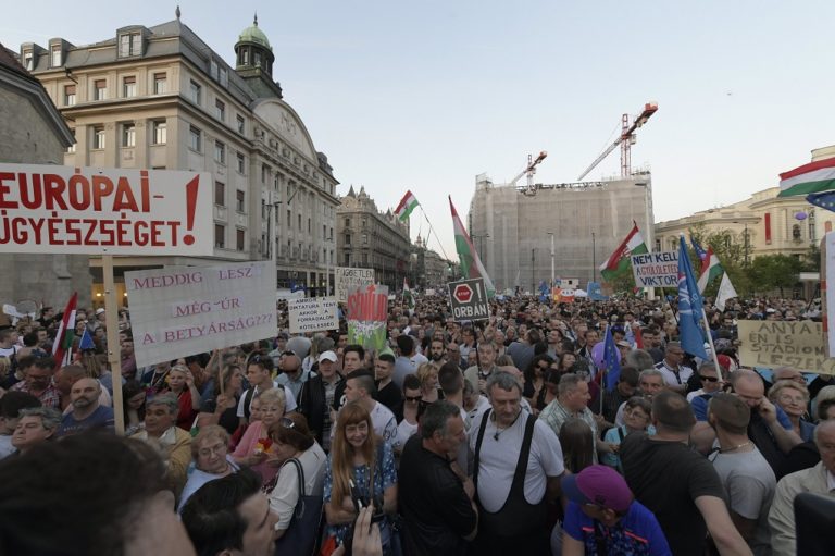 Χιλιάδες Ούγγροι στους δρόμους κατά του ελέγχου των ΜΜΕ