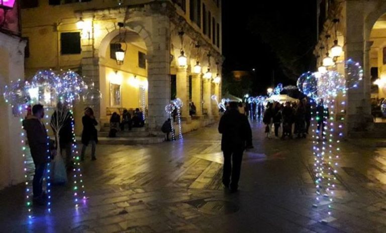 Κέρκυρα: Συλλήψεις μικροπωλητών για φωτισμένα μπαλόνια