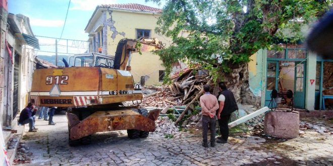 Λέσβος: Γκρεμίστηκαν και τα καφενεία της Βρίσας