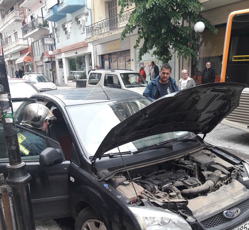 Φλώρινα: Όχημα έβγαζε καπνούς στο κέντρο της πόλης