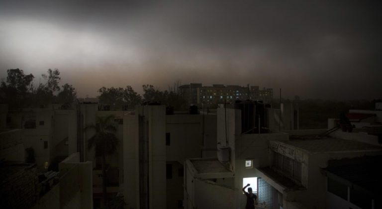 Αμμοθύελλες και καταιγίδες προκάλεσαν τον θάνατο τουλάχιστον 41 ανθρώπων στην Ινδία