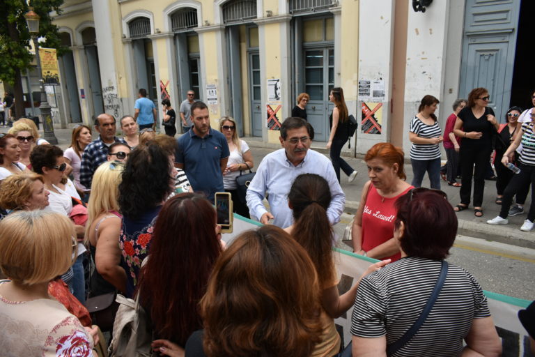 Πάτρα: Συνάντηση σχολικών καθαριστριών με τον Δήμαρχο