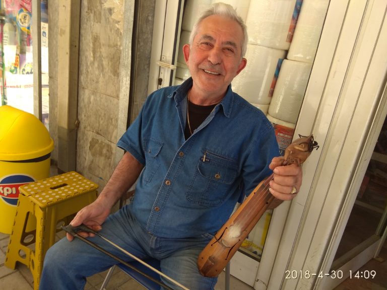 Κομοτηνή: Ένας ψιλικατζής κατασκευάζει ποντιακές λύρες