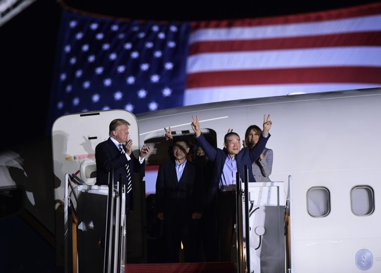 Στις ΗΠΑ οι Αμερικανοί κρατούμενοι – Στη Σιγκαπούρη η συνάντηση Τραμπ-Κιμ Γιονγκ Ουν