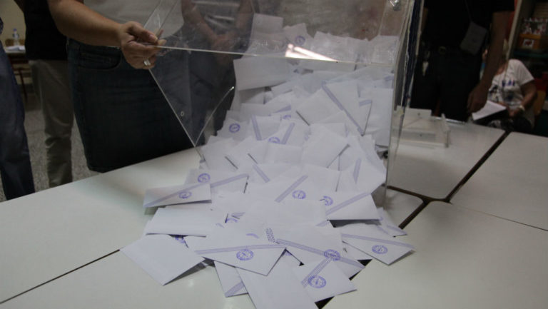 Πρόταση ΥΠΕΣ για «σπάσιμο« των μεγάλων εκλογικών περιφερειών