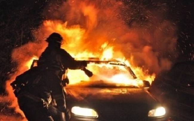 Στις φλόγες τυλίχθηκε ιχ αυτοκίνητο τα ξημερώματα στη Θεσσαλονίκη