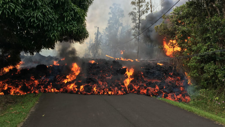 Λάβα και τοξικά αέρια απειλούν τους κατοίκους της Χαβάης (video)