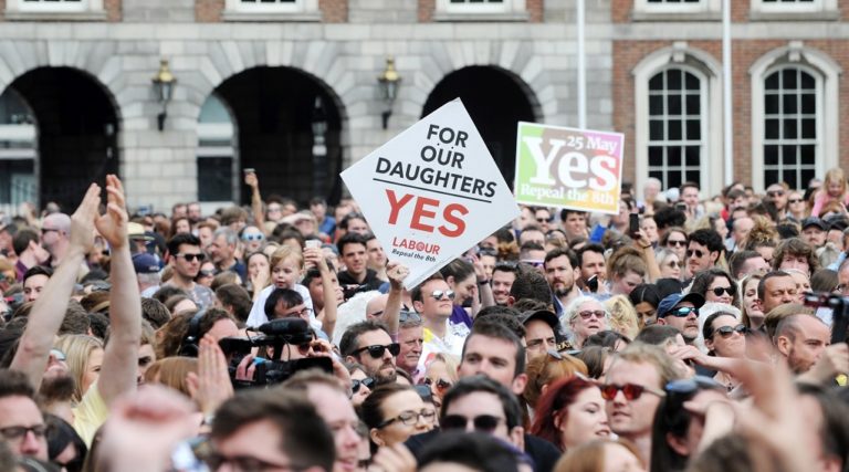 Ιρλανδία: Σαρωτική νίκη του «ναι» στο δημοψήφισμα για άρση της απαγόρευσης των αμβλώσεων