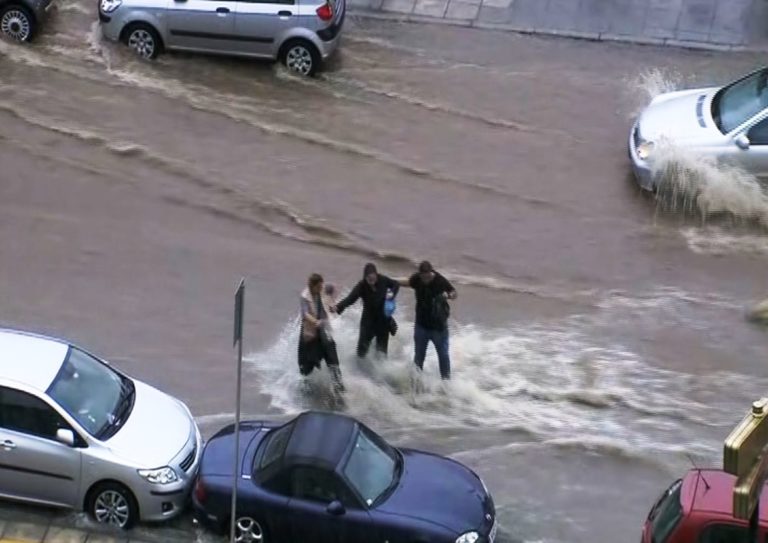 Δεν θα λειτουργήσουν σχολεία λόγω νεροποντής και στον Εύοσμο και το Κορδελιό