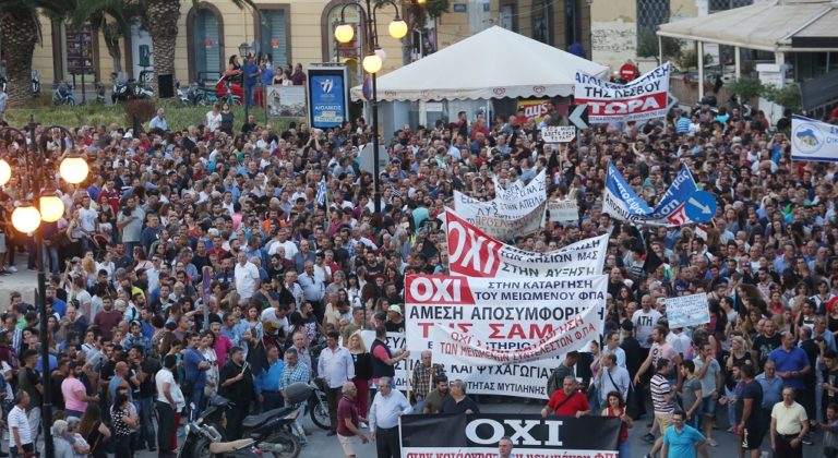 Λέσβος: Επεισόδια έξω από την Γ.Γ. Αιγαίου και Νησιωτικής Πολιτικής (video)