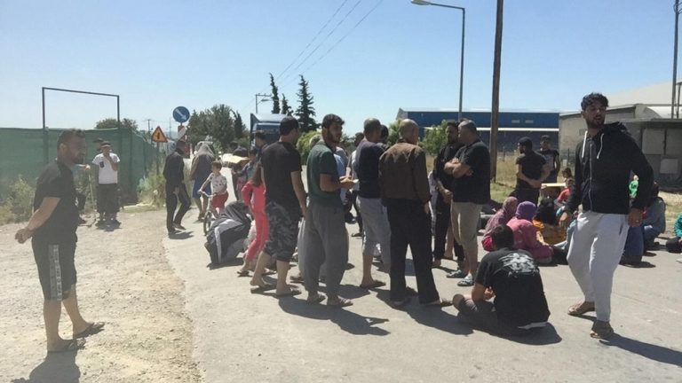 Οινόφυτα: Μεταφορά και καλύτερες συνθήκες διαβίωσης ζήτησαν οι πρόσφυγες