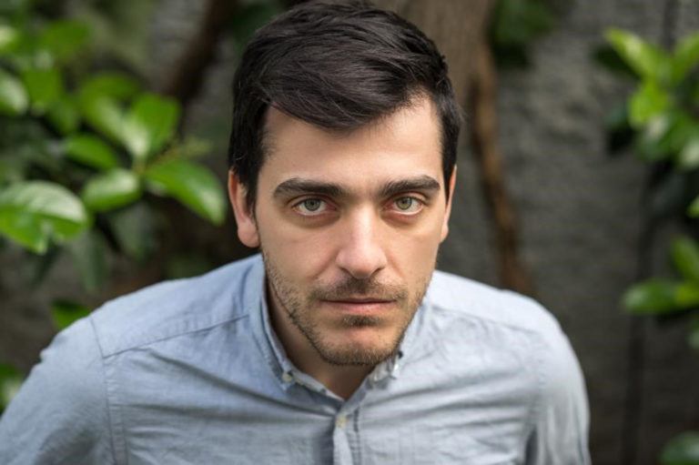 “Το δαχτυλίδι της μάνας” στο Tempus Verum/Εν Αθήναις – Συνέντευξη με τον σκηνοθέτη Παύλο Παυλίδη