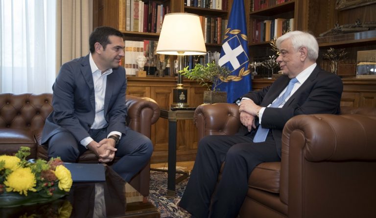 Τον ΠτΔ και τους πολιτικούς αρχηγούς ενημέρωσε ο Α. Τσίπρας για τις εξελίξεις στο Σκοπιανό (video)