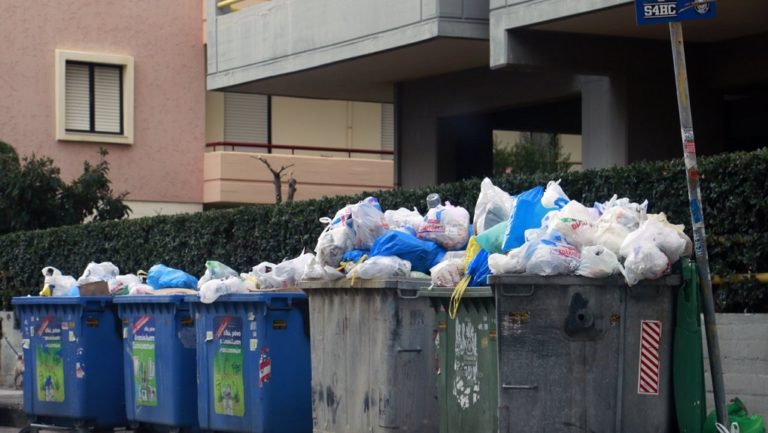Σκουπίδια στους δρόμους λόγω αδειών