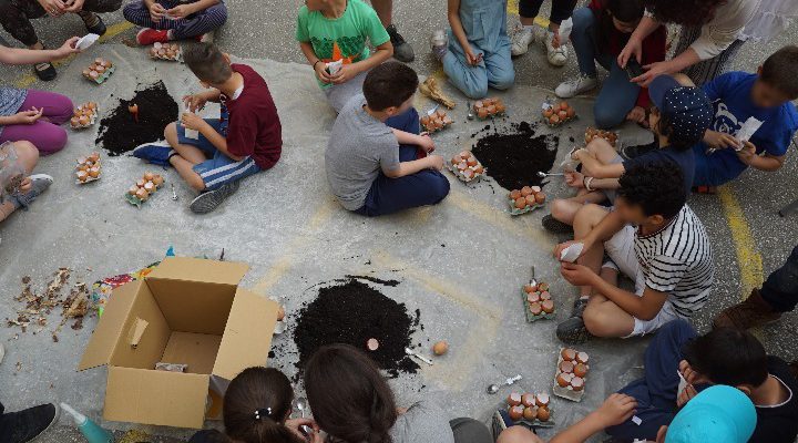 Παιδιά δημοτικού φύτεψαν σπόρους για έναν αστικό λαχανόκηπο