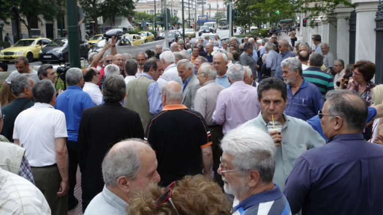 Άκαρπη η συνάντηση με τον υφ. Κοινωνικών Ασφαλίσεων λένε οι συνταξιούχοι-Συγκέντρωση και πορεία (video)