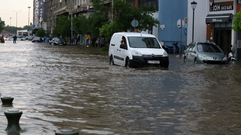 Θεσσαλονίκη: 73 χιλιοστά νερού σε μία ώρα-Τι λένε οι ειδικοί για την καταιγίδα (video)