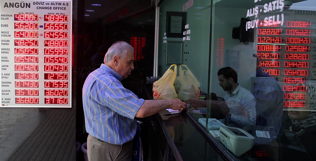Τουρκία: Αυξάνει τα επιτόκια η Κεντρική Τράπεζα για να ανακόψει την πτώση της λίρας