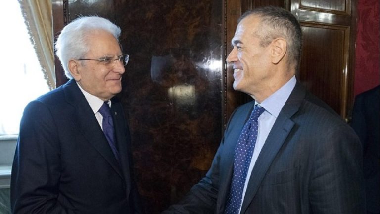 Ιταλία: Ο Κάρλο Κοταρέλι δηλώνει πως θα οδηγήσει τη χώρα σε νέες εκλογές (video)