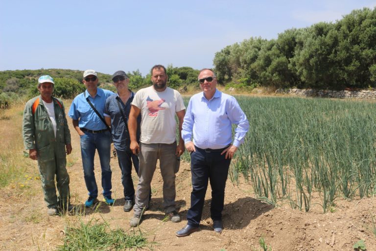 Σάμος: Επισκέφτηκε γεωργικές εκμεταλλεύσεις ο Ν. Κατρακάζος