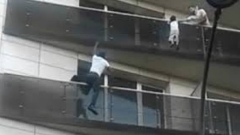 Εμ. Μακρόν: Γαλλική υπηκοότητα στο μετανάστη που έσωσε ένα παιδί στο Παρίσι