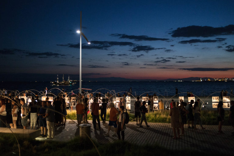 “Stereosis 99 hours On View”: 82 νέοι φωτογράφοι της Θεσσαλονίκης σε μια υπαίθρια έκθεση