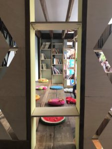 Μια υπαίθρια σχολική βιβλιοθήκη φτιαγμένη από μαθητές