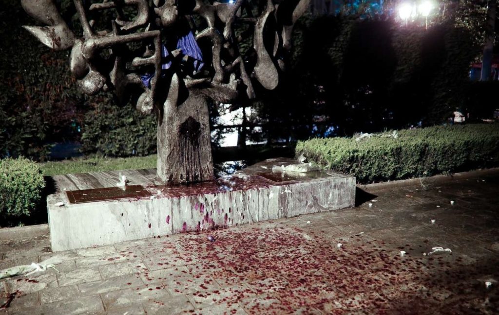 Άγνωστοι πέταξαν μπογιές στο Μνημείο του Ολοκαυτώματος