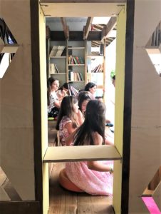 Μια υπαίθρια σχολική βιβλιοθήκη φτιαγμένη από μαθητές