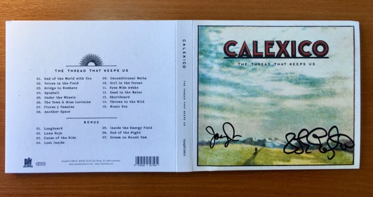 Διά χειρός… Calexico: Special Edition διπλά CD, υπογεγραμμένα για τους ακροατές του Kosmos